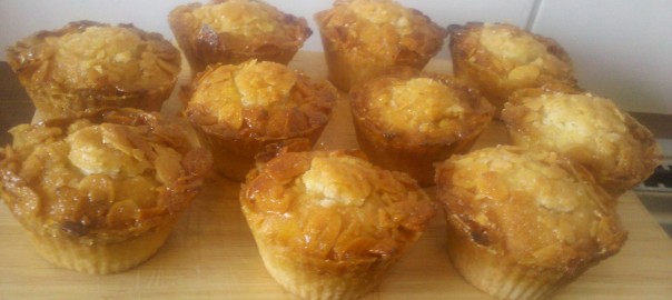 Bienenstichmuffins mit Vanillepuddingfüllung