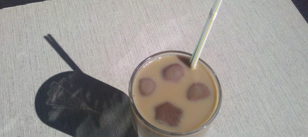 Eiskaffee mit Sojamilch, Vanillesirup und Eiswürfeln aus Schokosojamilch