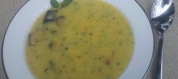 Scharfe Kartoffel-Möhren-Suppe mit Ingwer, frischem Basilikum, Zwiebeln, Knoblauch und goldgelb angebratenem Räuchertofu