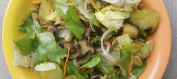 Bratkartoffeln mit gebratenem Räuchertofu, Champignons und gemischtem Salat