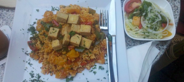 Scharfes Reiscurry mit Tofu und Paprika, dazu Salat (in der Schuhfabrik, Ahlen)