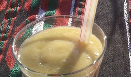 Smoothie aus Bananen, Datteln, Galiamelone und Mango