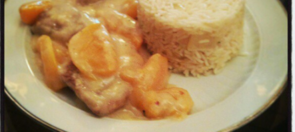 Chikin und Pfirsiche in Pfirsich-Käse-Sauce, dazu Reis mit Zwiebeln