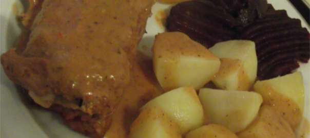 Rouladen, braune Pfeffersauce, Kartoffeln, rote Bete