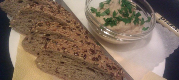 Brot mit Hummus (im Café Treibsand, Bochum)