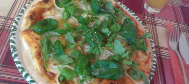 Seitan mit Ananascurry/Weißweinsauce und Pizza (in der Cafeteria-Trattoria Am Rathaus, Osnabrück)