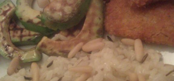 Alpro-Nuggets, Spargelköpfe, Reis mit Pinienkernen und Ananas, gebratene Avocadoscheiben