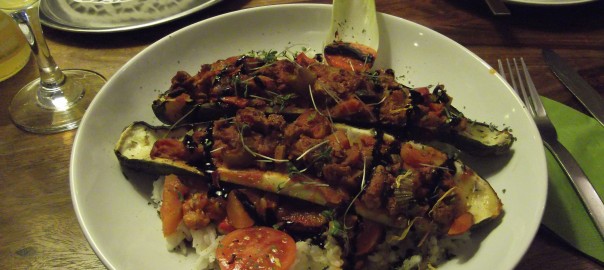 Gefüllte Zucchini mit Reis und Gemüse (im Casa Veda, Füssen)