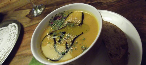 Süßkartoffel-Ananas-Suppe mit Räuchertofu (im Casa Veda, Füssen)