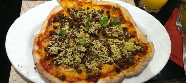 Naanpizza mit Currysoja und Wilmersburger Käse (im Om Namaste, Dortmund)