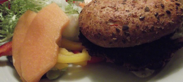 Kidneybohnen-Chili-Burger (im Café Central, Flensburg)