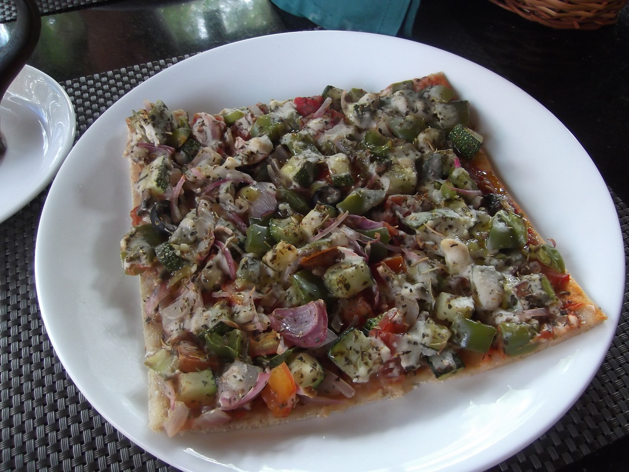 Gemüsepizza (in Green’s Kitchen, Auroville, Tamil Nadu, Indien)