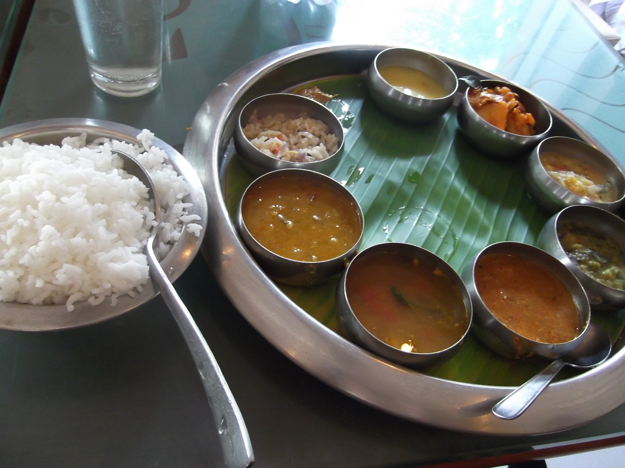 Thali Meal mit Reis und Poppadums (im Surguru Spot, Pondicherry, Tamil Nadu, Indien)